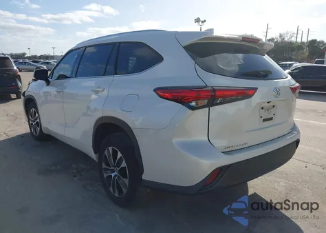 2021 Toyota Highlander Xle z USA, uszkodzony, nr VIN 5TDGZRAH0MS051031
